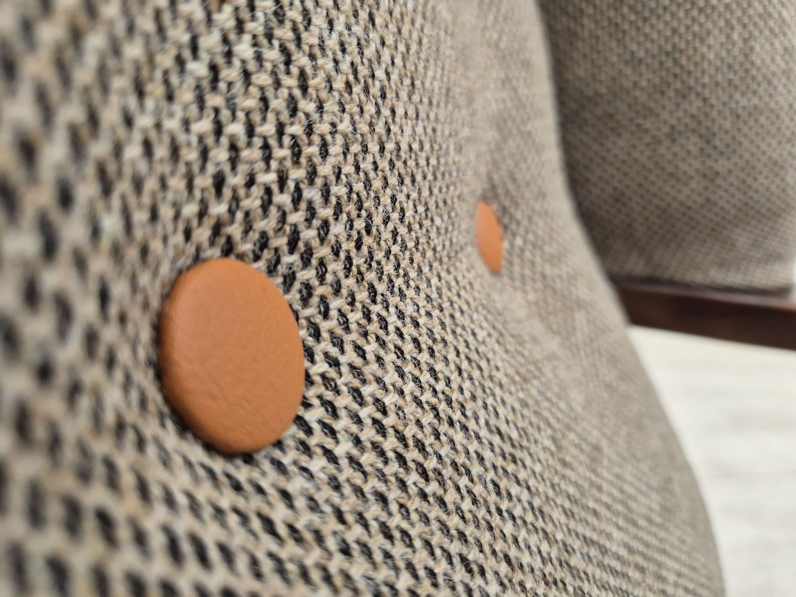 photo vintage Ca. Jaren 1960, Scandinavisch Design, Opnieuw Beklede Fauteuil, Meubelwol, Eikenhout.