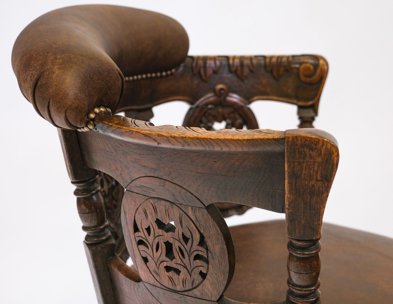photo furniture 19th Century Oak & Leather Carved Burgermeister Chair