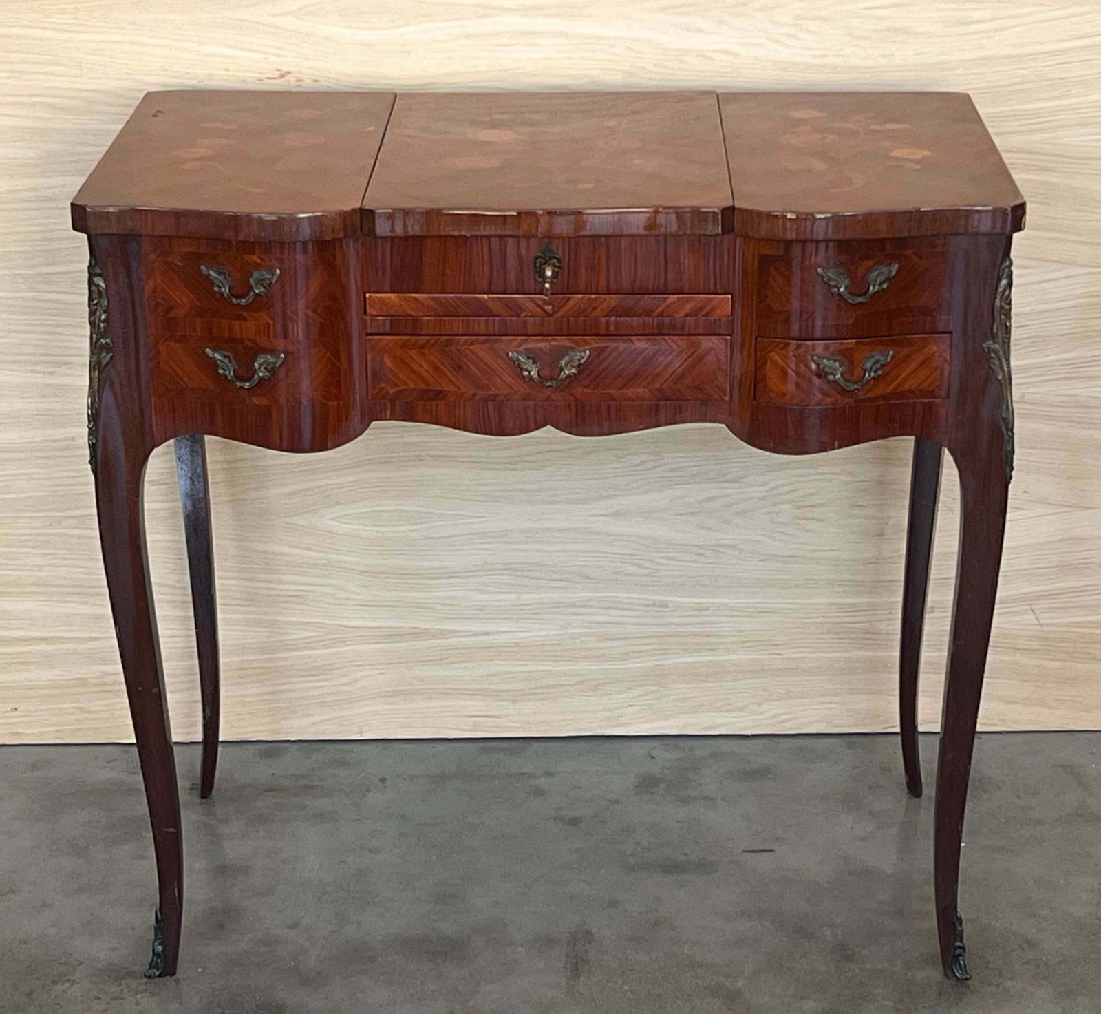 Coiffeuse de style Louis XV, XIXe siècle photo for sale