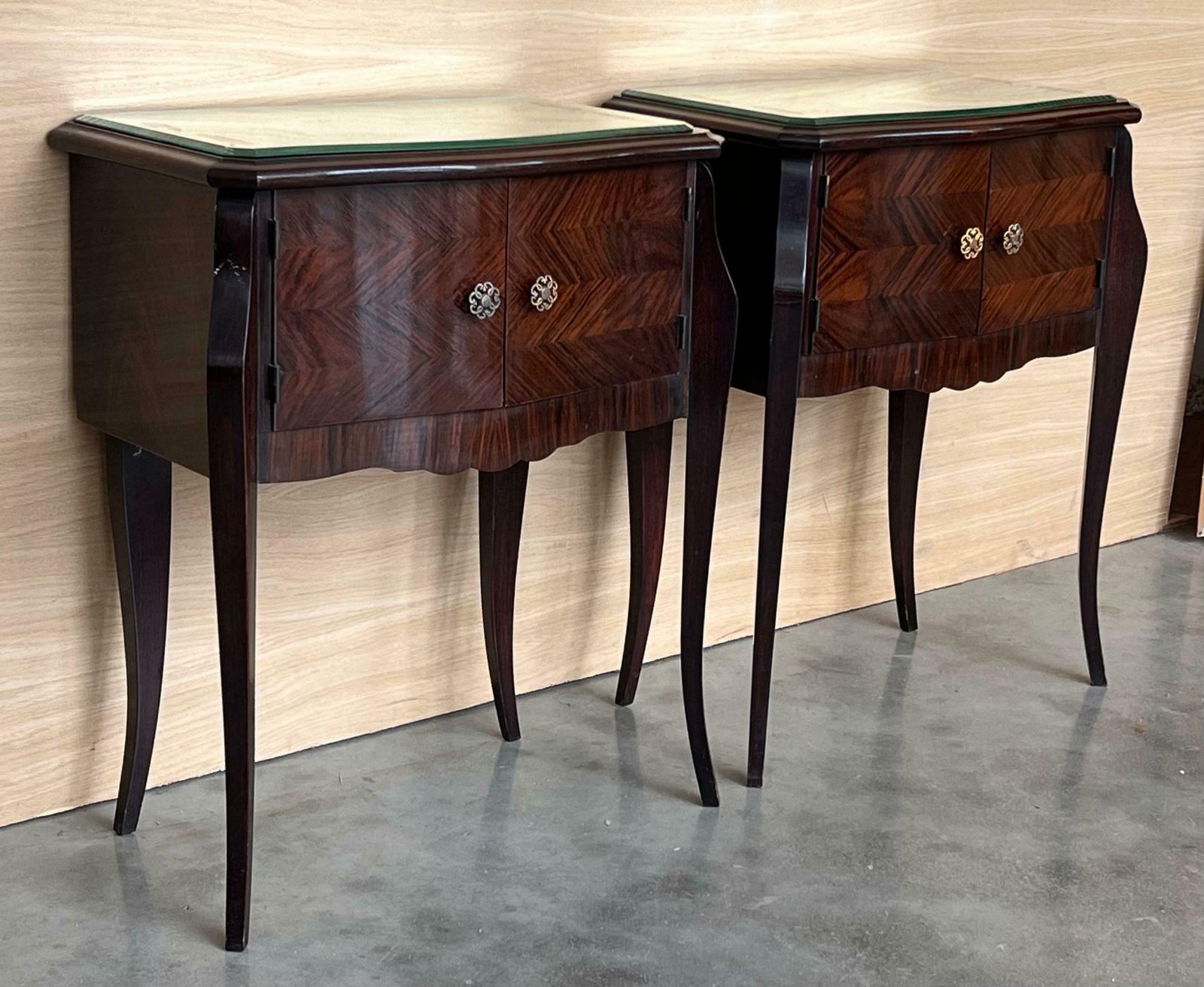 Paire de tables de chevet italiennes Art déco en acajou, début du XXe siècle photo for sale