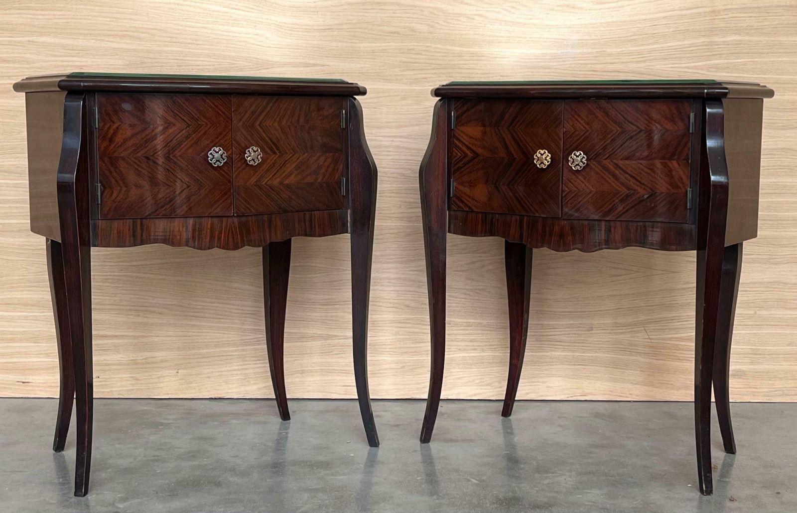 Paire de tables de chevet italiennes Art déco en acajou, début du XXe siècle photo buy