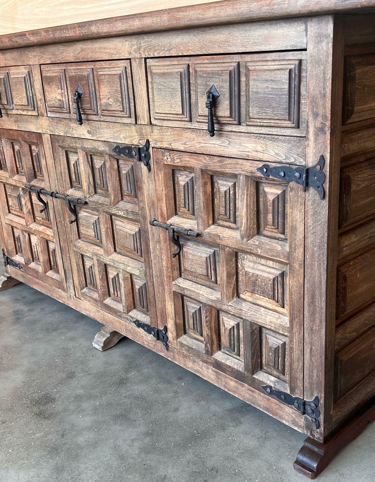 Mobilier Crédence ou buffet baroque espagnol à trois tiroirs en noyer sculpté, style toscan, XIXe siècle photo