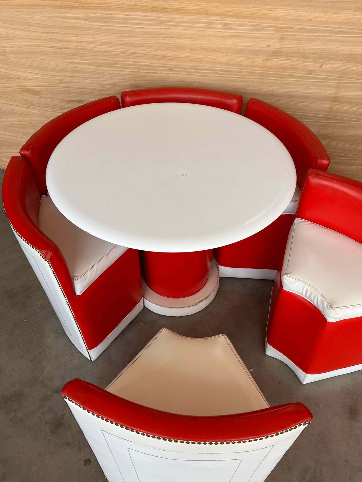 Set Of Vintage Round Table With Six Chairs In Red And White Leather photo vinterior