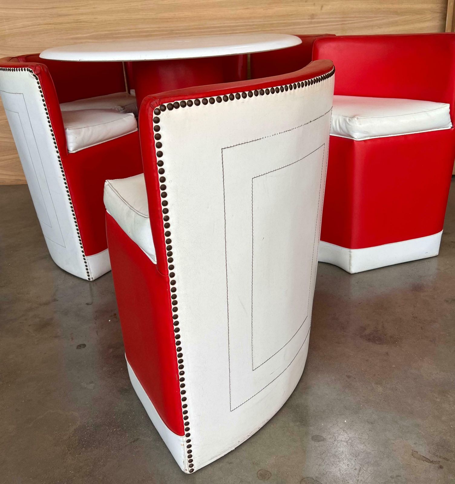 Ensemble vintage, table ronde et six chaises en cuir rouge et blanc photo vintage