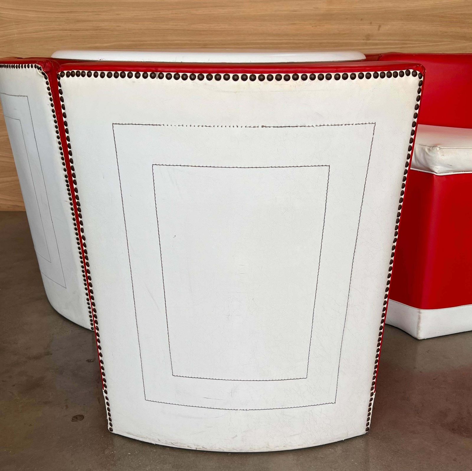 photo furniture Ensemble vintage, table ronde et six chaises en cuir rouge et blanc
