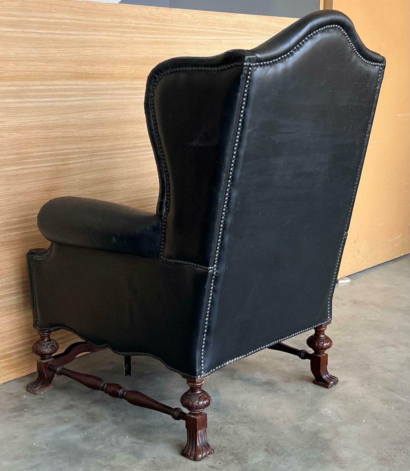 Fauteuil Chesterfield en cuir noir, années 1950, Europe de l'Ouest. photo vinterior