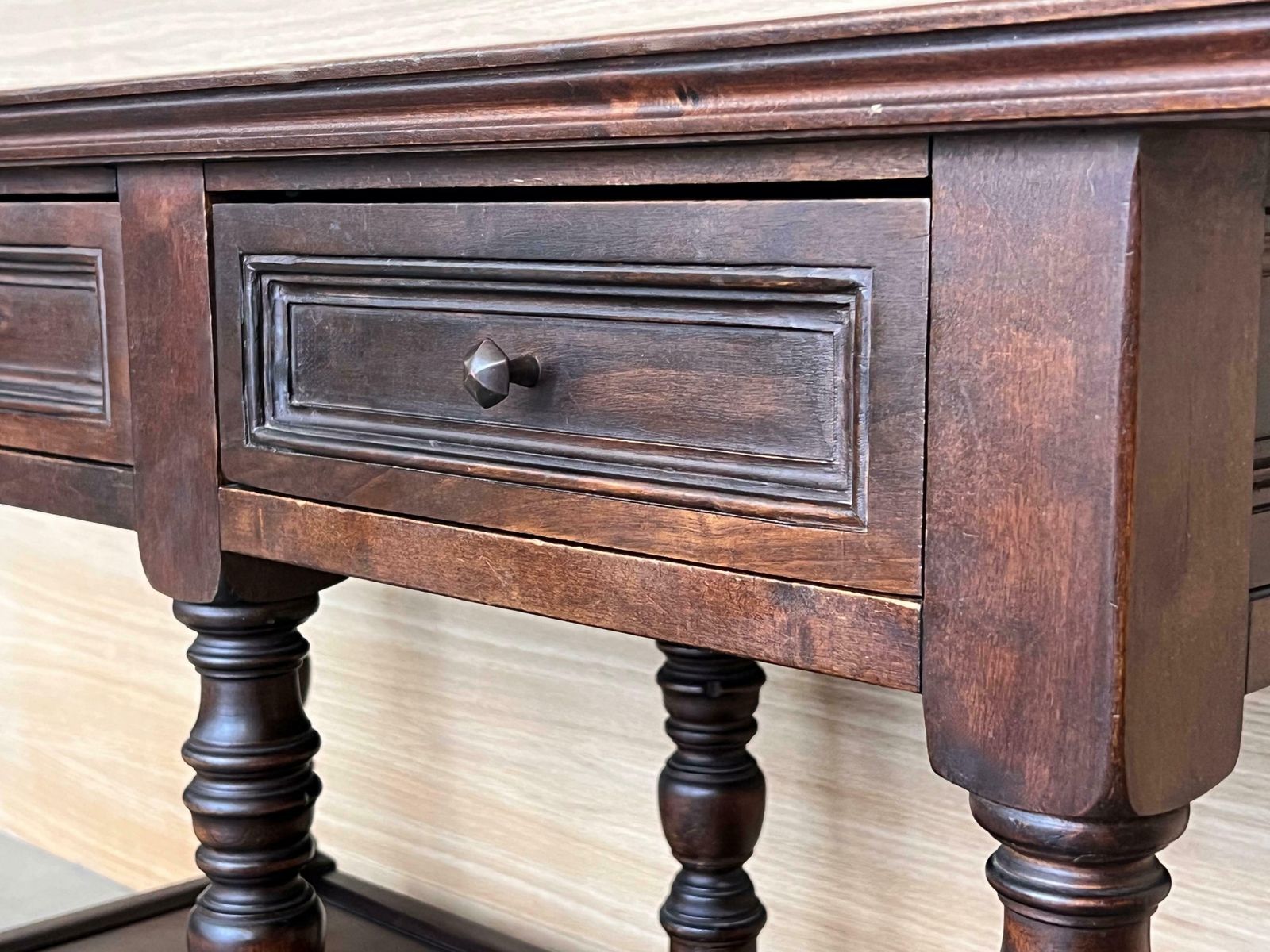 Mobilier Grande table d'appoint espagnole du début du XXe siècle à deux tiroirs, ou grandes tables de chevet photo