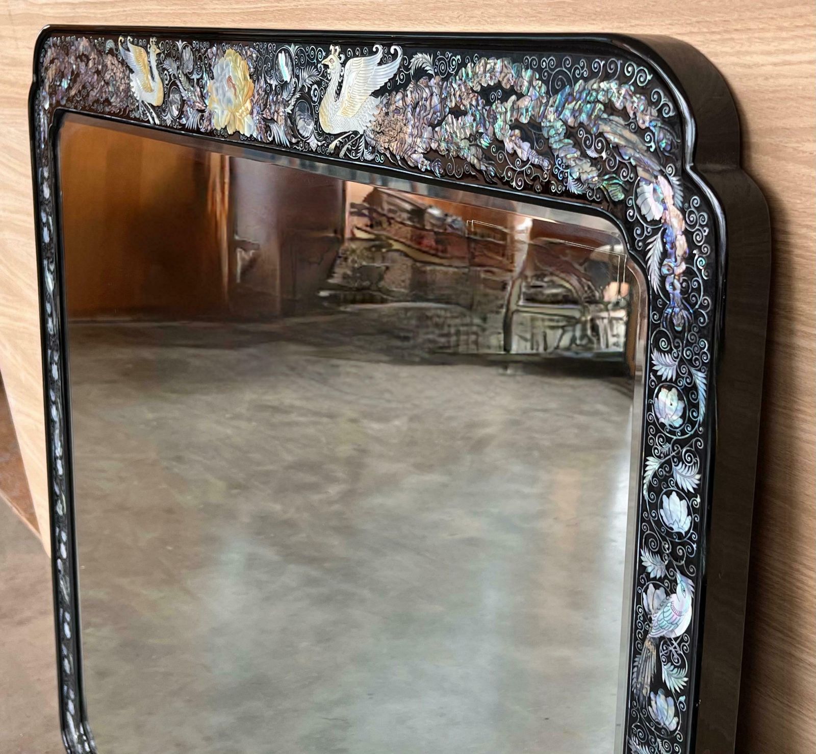 Miroir en laque noire d'exportation chinoise avec incrustations photo for sale