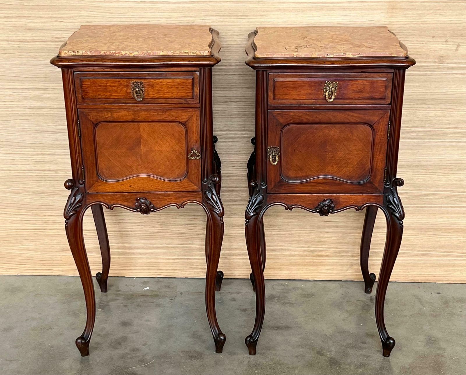 Tables de chevet de style Louis XV en noyer, plateau en marbre, années 1930, lot de 2 photo for sale