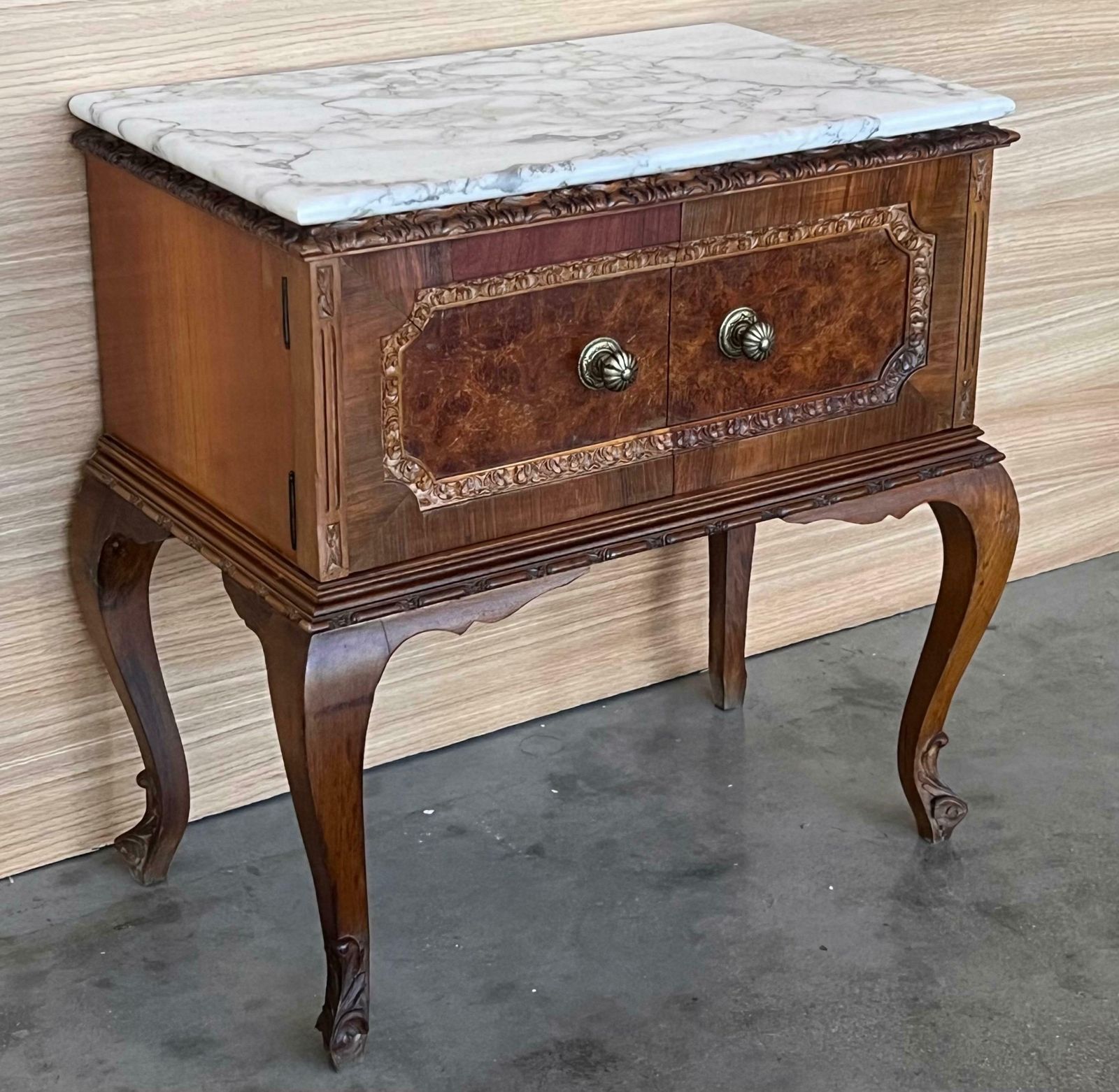 photo furniture Tables de chevet Art déco françaises à porte et plateau en marbre, années 1930, lot de 2