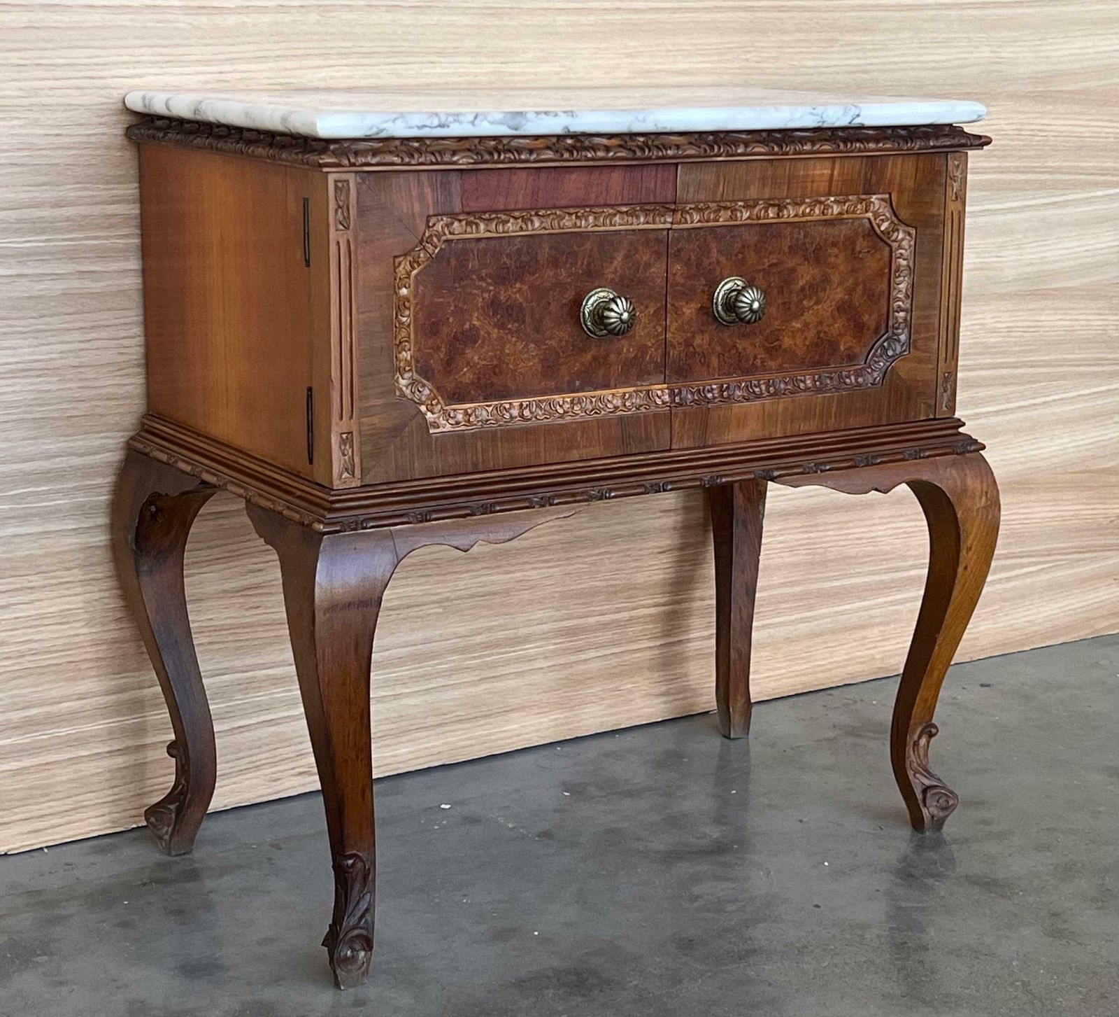 photo for sale Tables de chevet Art déco françaises à porte et plateau en marbre, années 1930, lot de 2