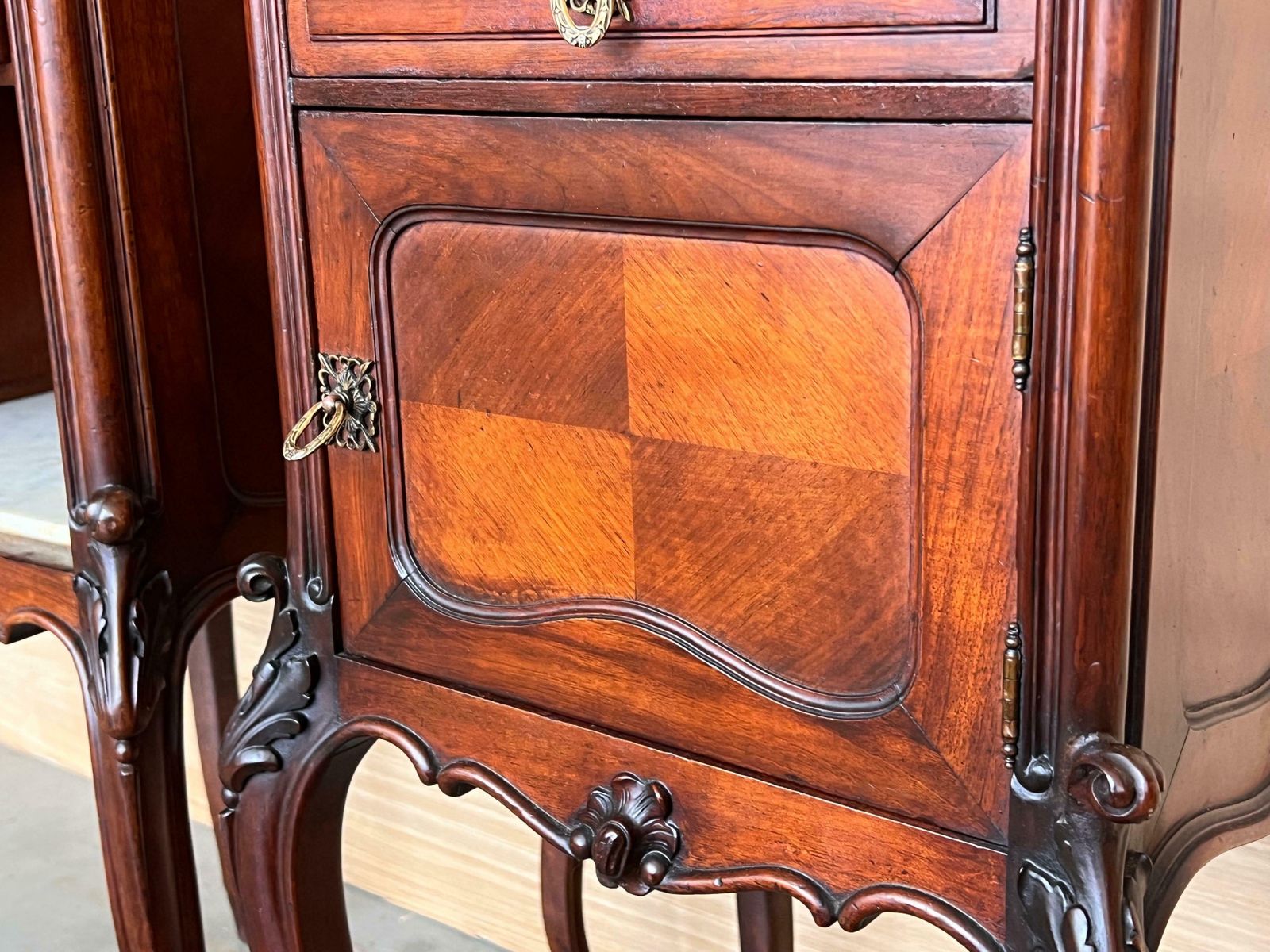 photo vintage Tables de chevet de style Louis XV en noyer, plateau en marbre, années 1930, lot de 2