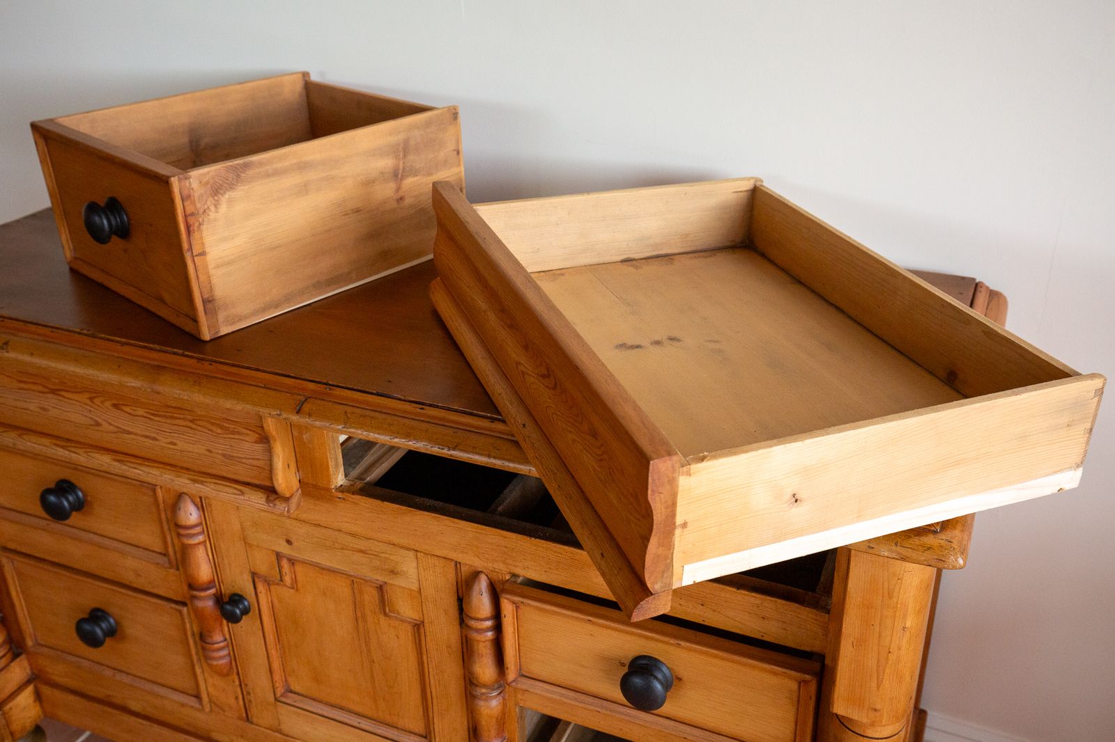 photo vinterior Antique Lancashire Dresser Base Pine 1850 Blonde Buffet Sideboard Commode English Country House Farmhouse 19th Century V.Ictorian