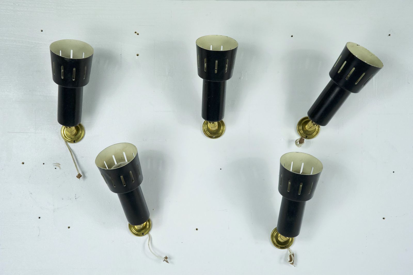Set Of Five Stilnovo Manner Spotlights In Brass And Lacquered Metal. Italy 1960s photo vinterior