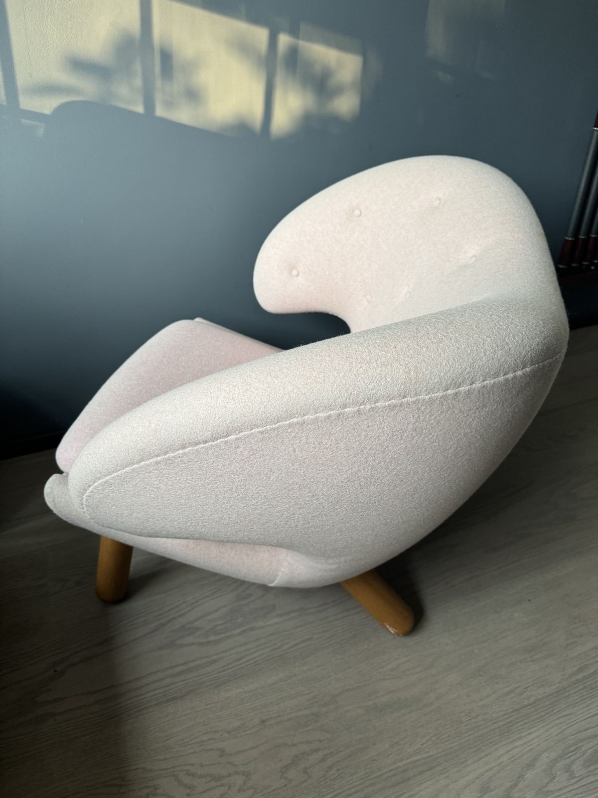 Finn Juhl Pelican Chair In Delicate Pink Kvadrat Fabric photo Furniture