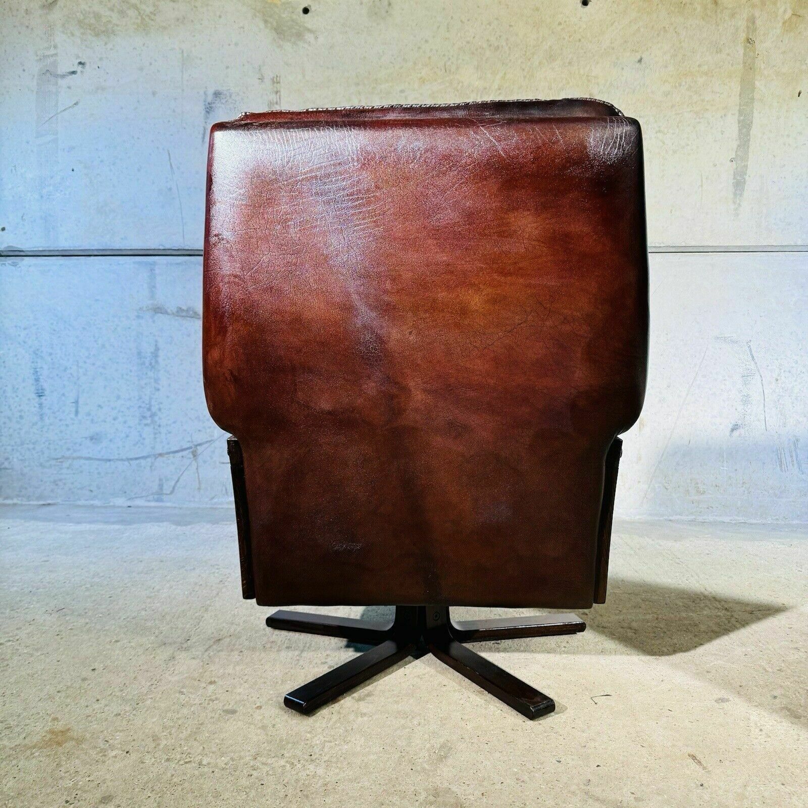1 Of 2 Beautiful 70s Vintage Danish Chestnut Leather Swivel Chair photo vintage