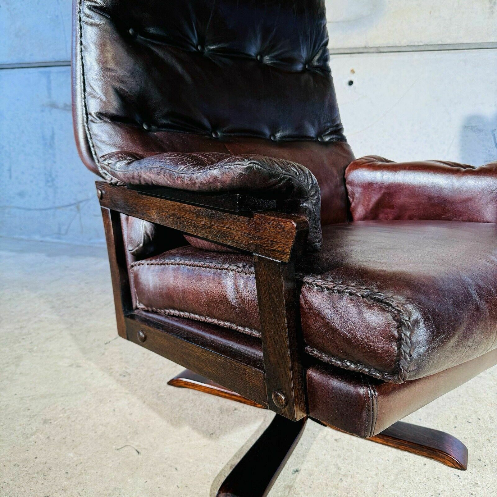 photo vintage 1 Of 2 Beautiful 70s Vintage Danish Chestnut Leather Swivel Chair