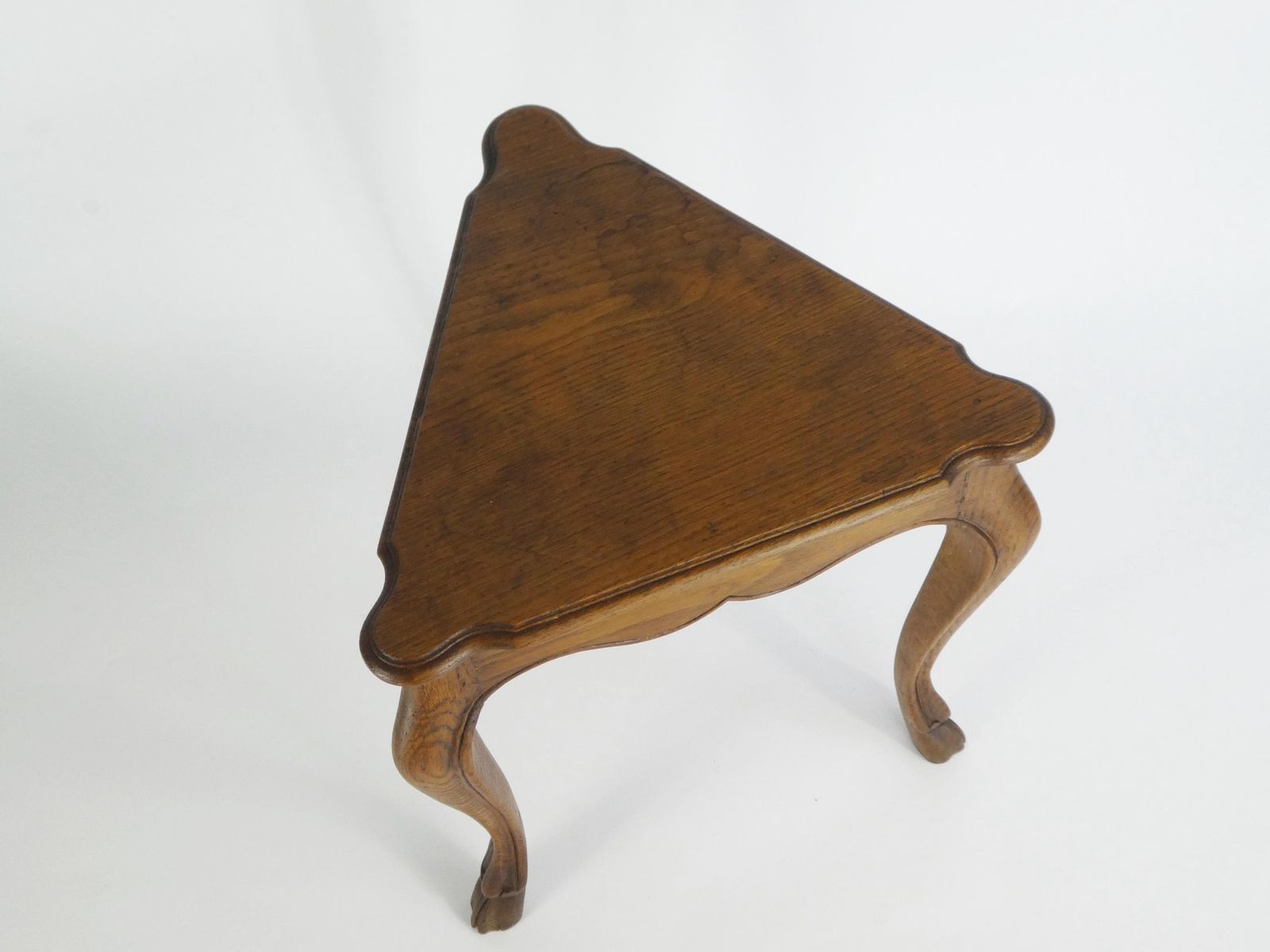 Antique Oak Side Table In Triangular Shape, Wooden Pedestal With Carved Legs, Farmhouse Decor, Scalloped Edges photo vinterior