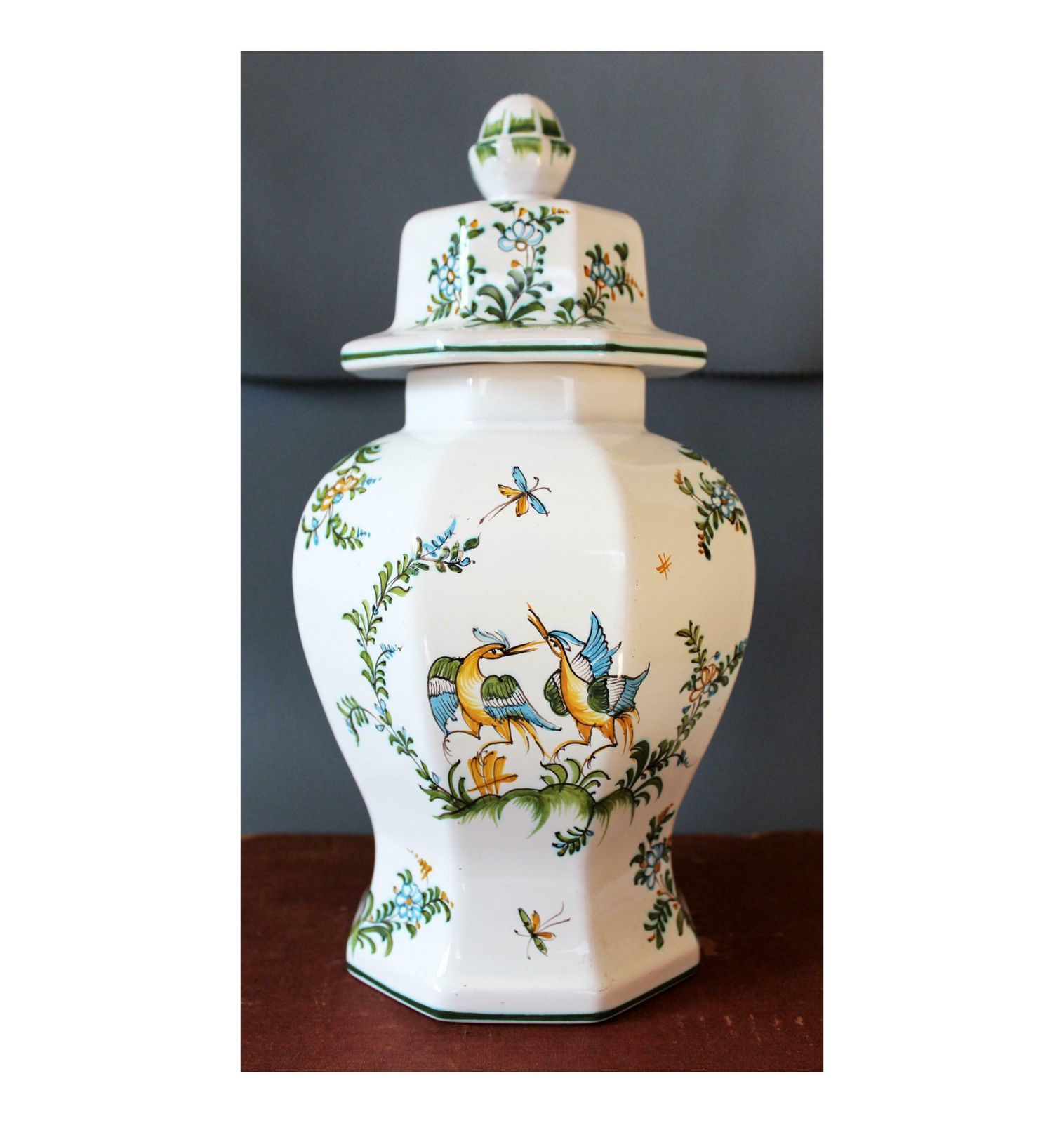 Grote Franse Aardewerk Faience Keramische Pot, Lallier A Moustiers, Angers Frankrijk, Handgeschilderd, Dekselkruik, Gesigneerd Met Gedeeltelijk Label
