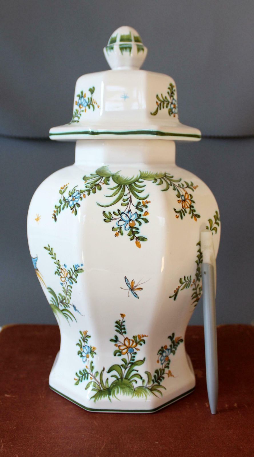 Grote Franse Aardewerk Faience Keramische Pot, Lallier A Moustiers, Angers Frankrijk, Handgeschilderd, Dekselkruik, Gesigneerd Met Gedeeltelijk Label photo Woonaccessoires