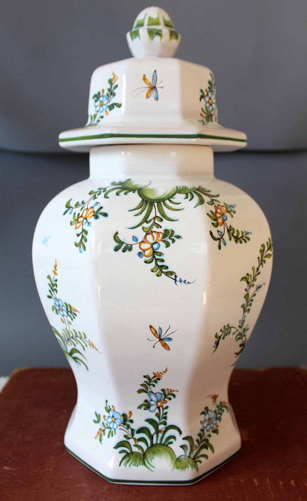 Grote Franse Aardewerk Faience Keramische Pot, Lallier A Moustiers, Angers Frankrijk, Handgeschilderd, Dekselkruik, Gesigneerd Met Gedeeltelijk Label photo vinterior