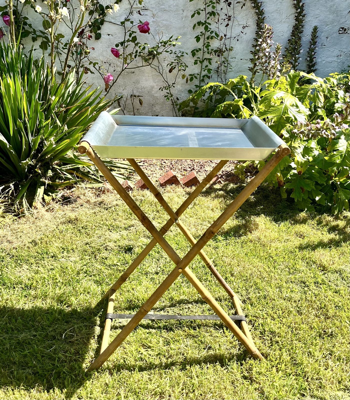 photo vintage Amazing Vintage Bamboo And Steel Butlers Serving Tray & Folding Stand