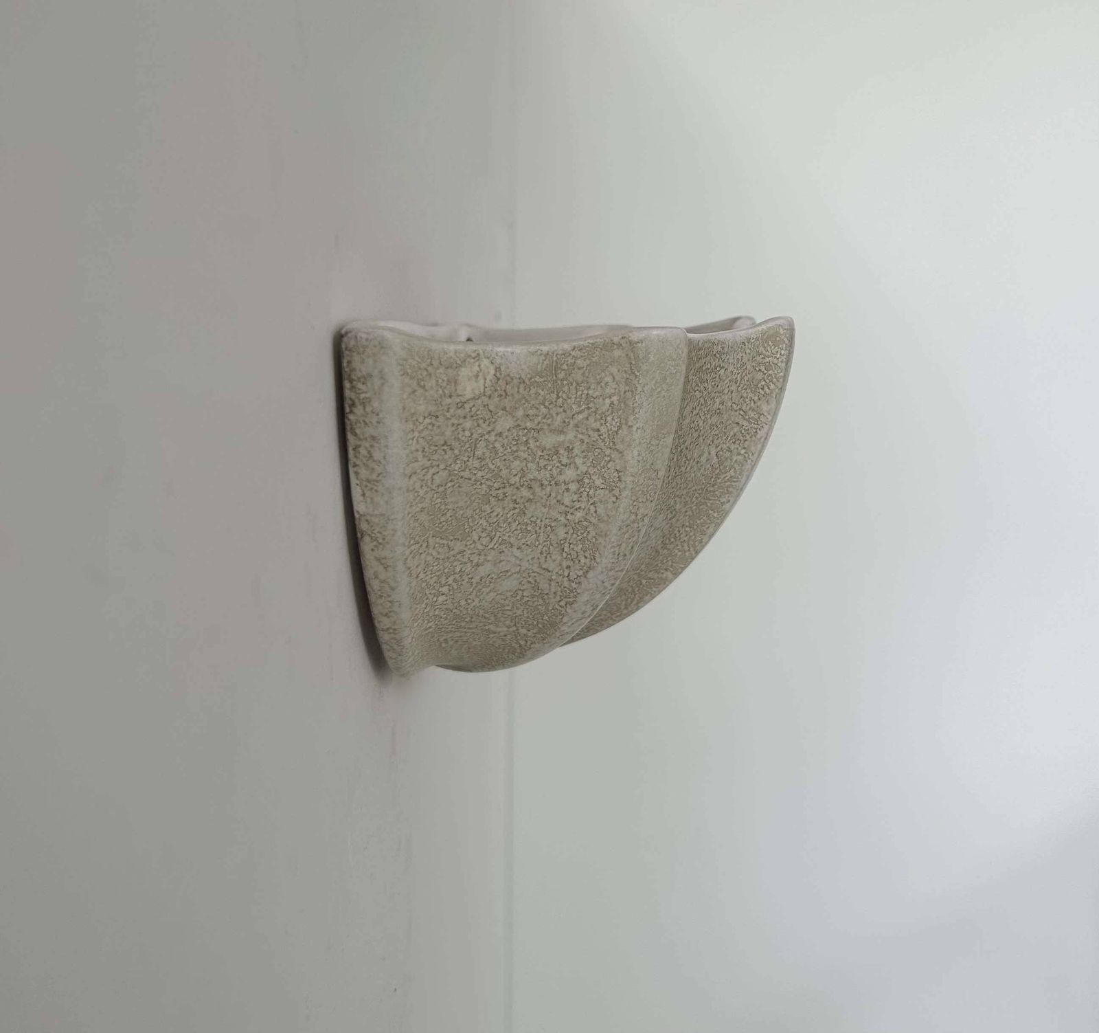 Vintage Porcelain Shell Wall Light, Speckled Beige, France 1960 photo for sale