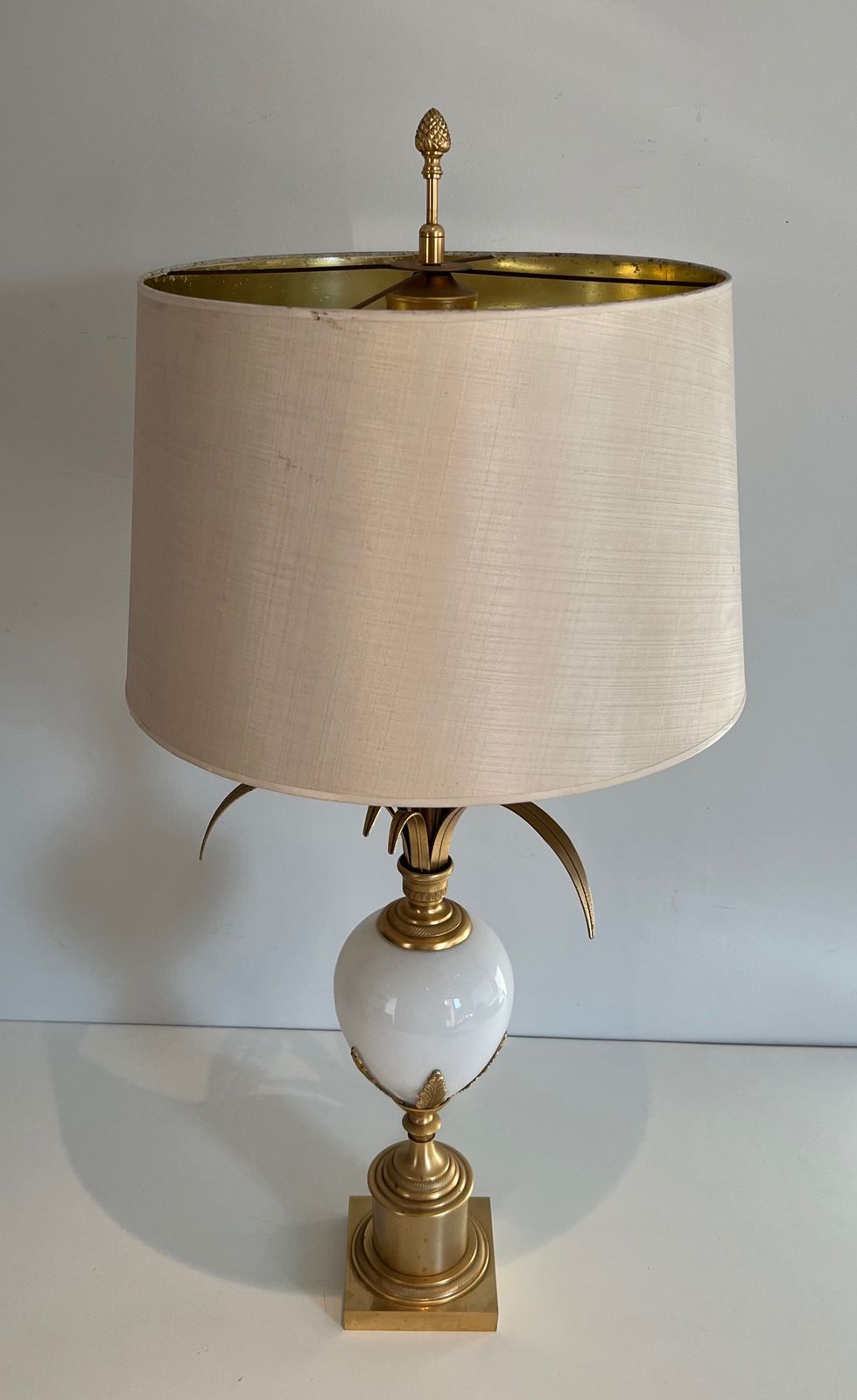 Lighting Lampe Oeuf D'autruche En Opaline Blanche Et Nickel Doré Dans Le Goût De La Maison Charles photo