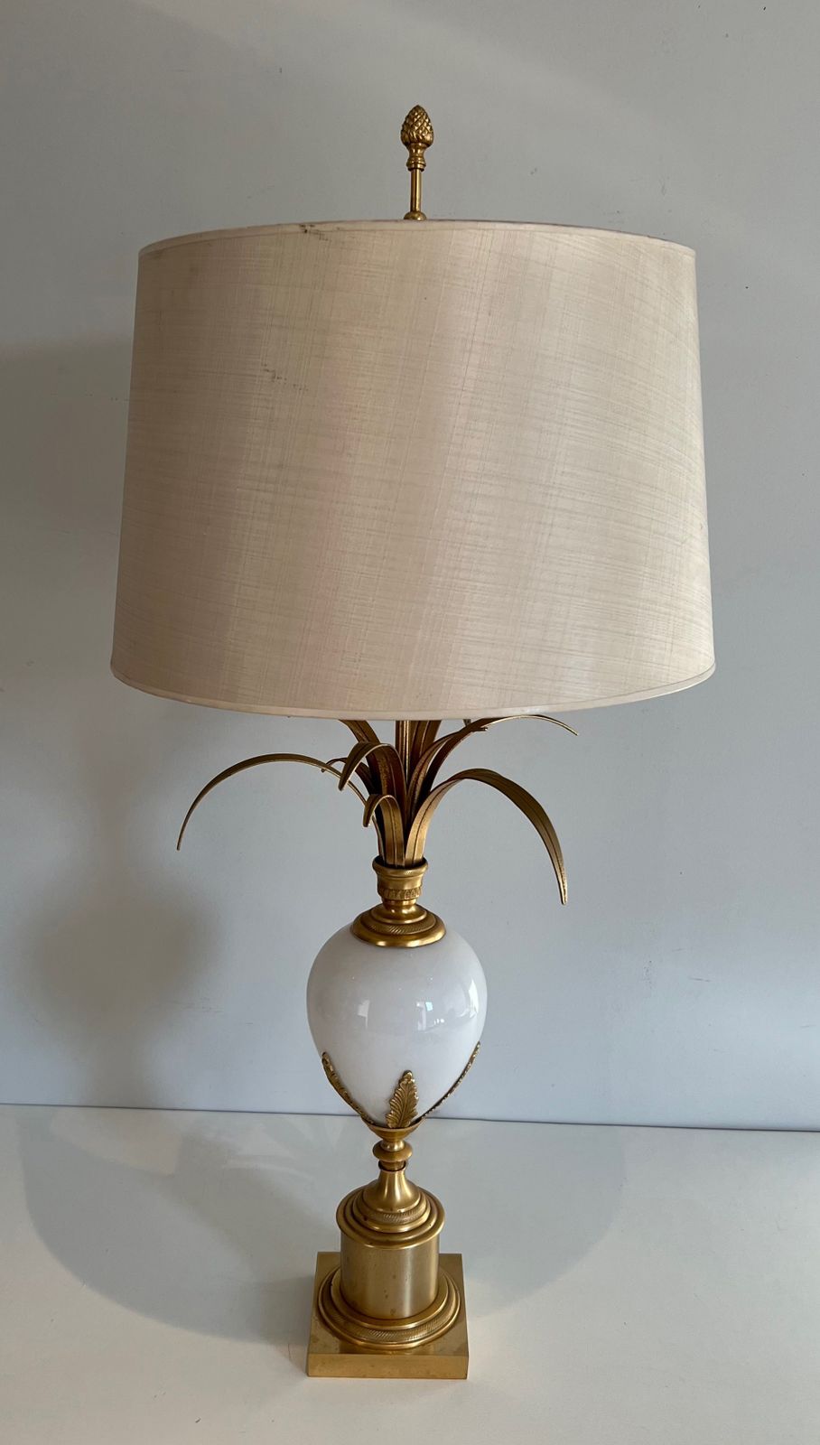 1300.0 Lampe Oeuf D'autruche En Opaline Blanche Et Nickel Doré Dans Le Goût De La Maison Charles photo
