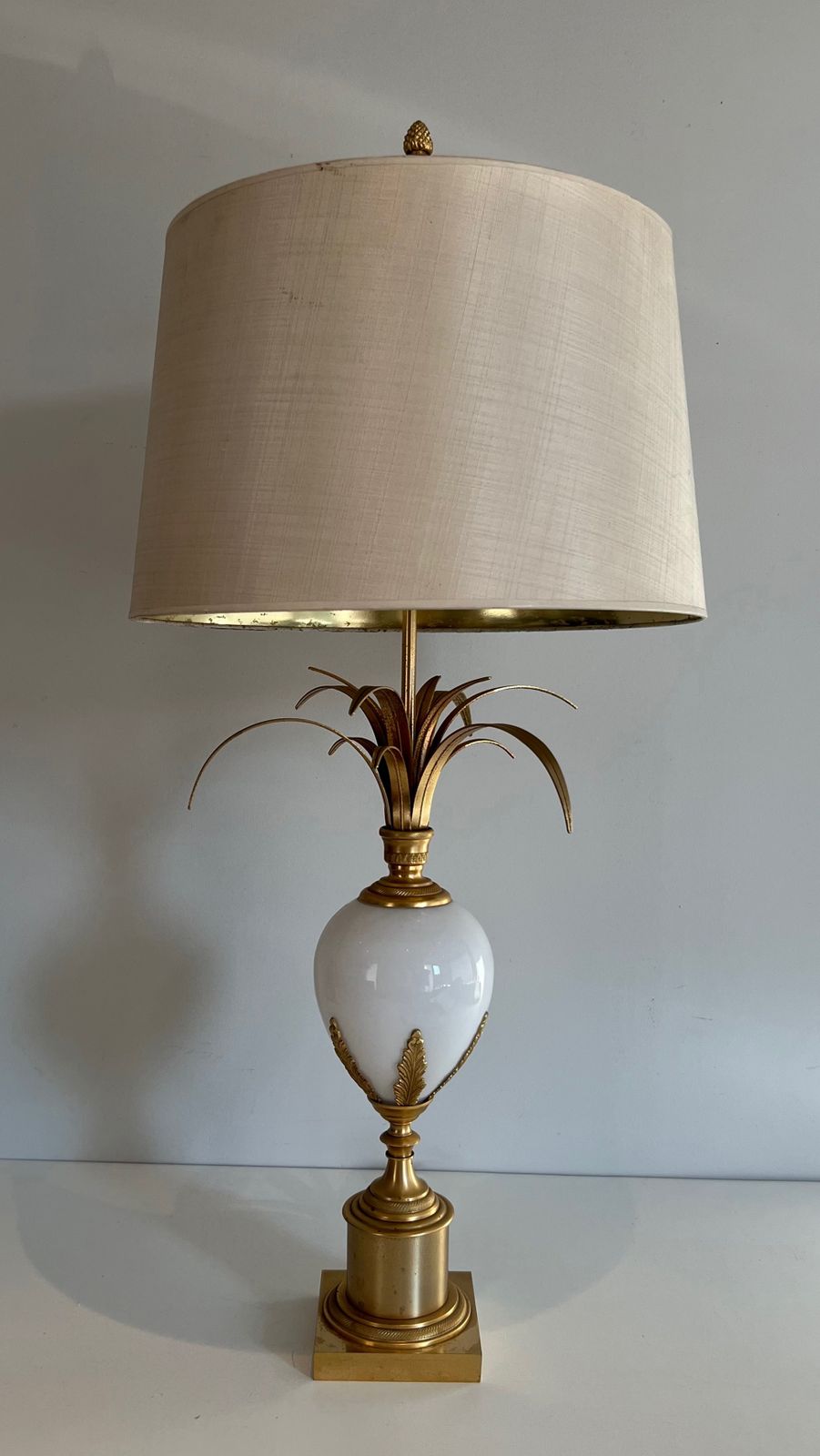 photo vinterior Lampe Oeuf D'autruche En Opaline Blanche Et Nickel Doré Dans Le Goût De La Maison Charles