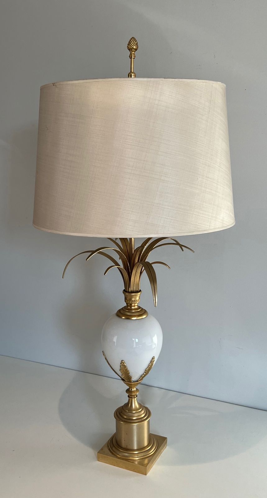 photo vintage Lampe Oeuf D'autruche En Opaline Blanche Et Nickel Doré Dans Le Goût De La Maison Charles