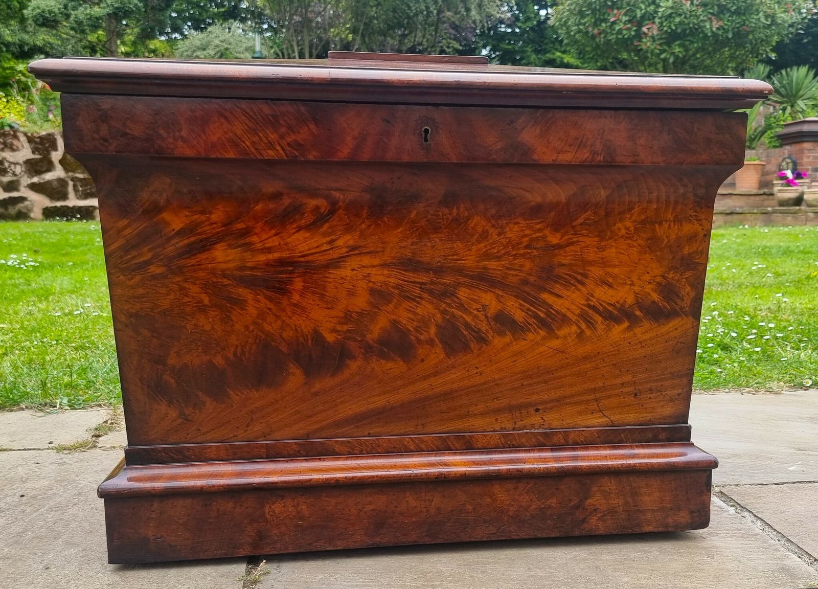 photo vintage An English Regency Wine Cooler Sarcophagus Shaped And Superbly Veneered In Flame Mahogany, Circa 1820