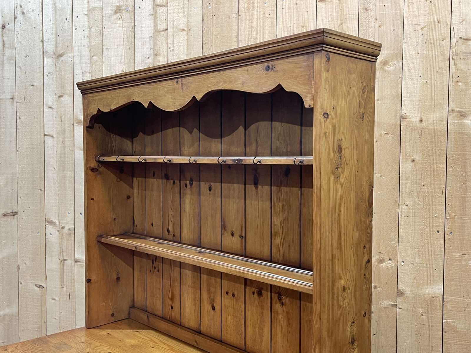 photo vinterior English Fir Dresser From The 1950s