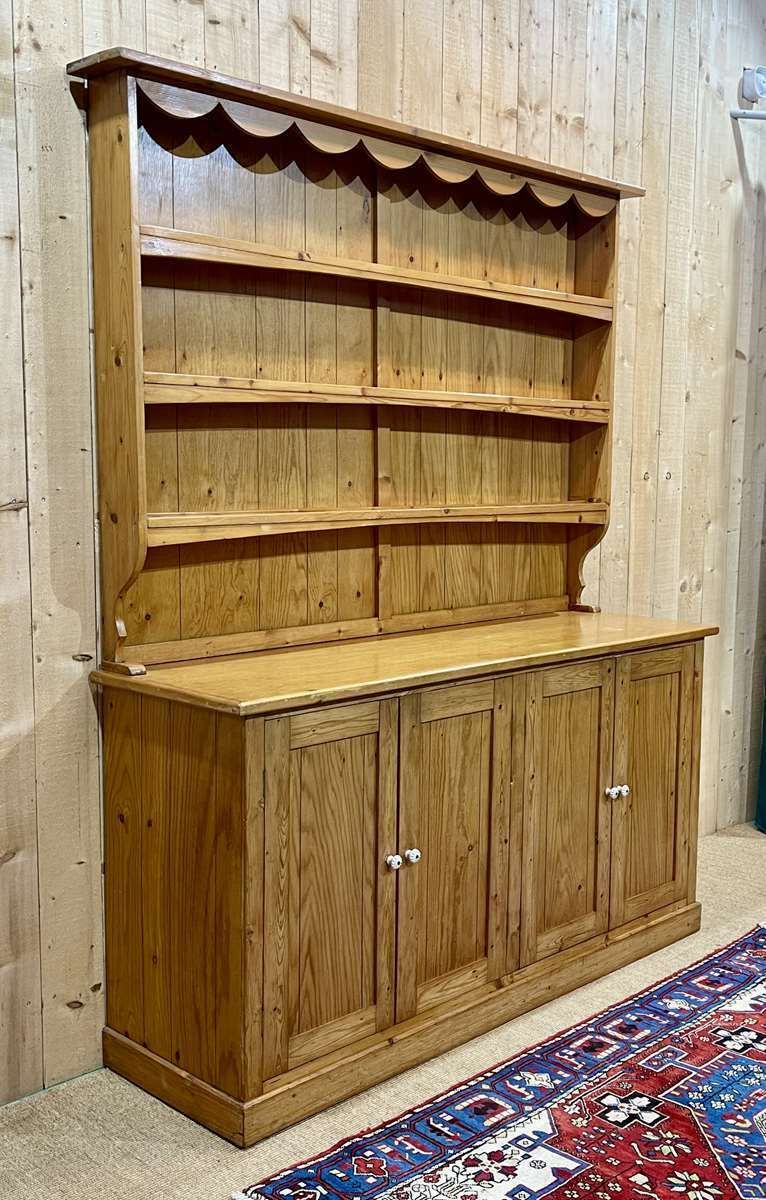 photo vinterior English Fir Dresser From The 1950s