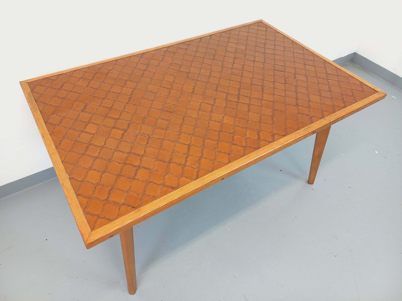 Table rectangulaire en bois et céramique photo vinterior