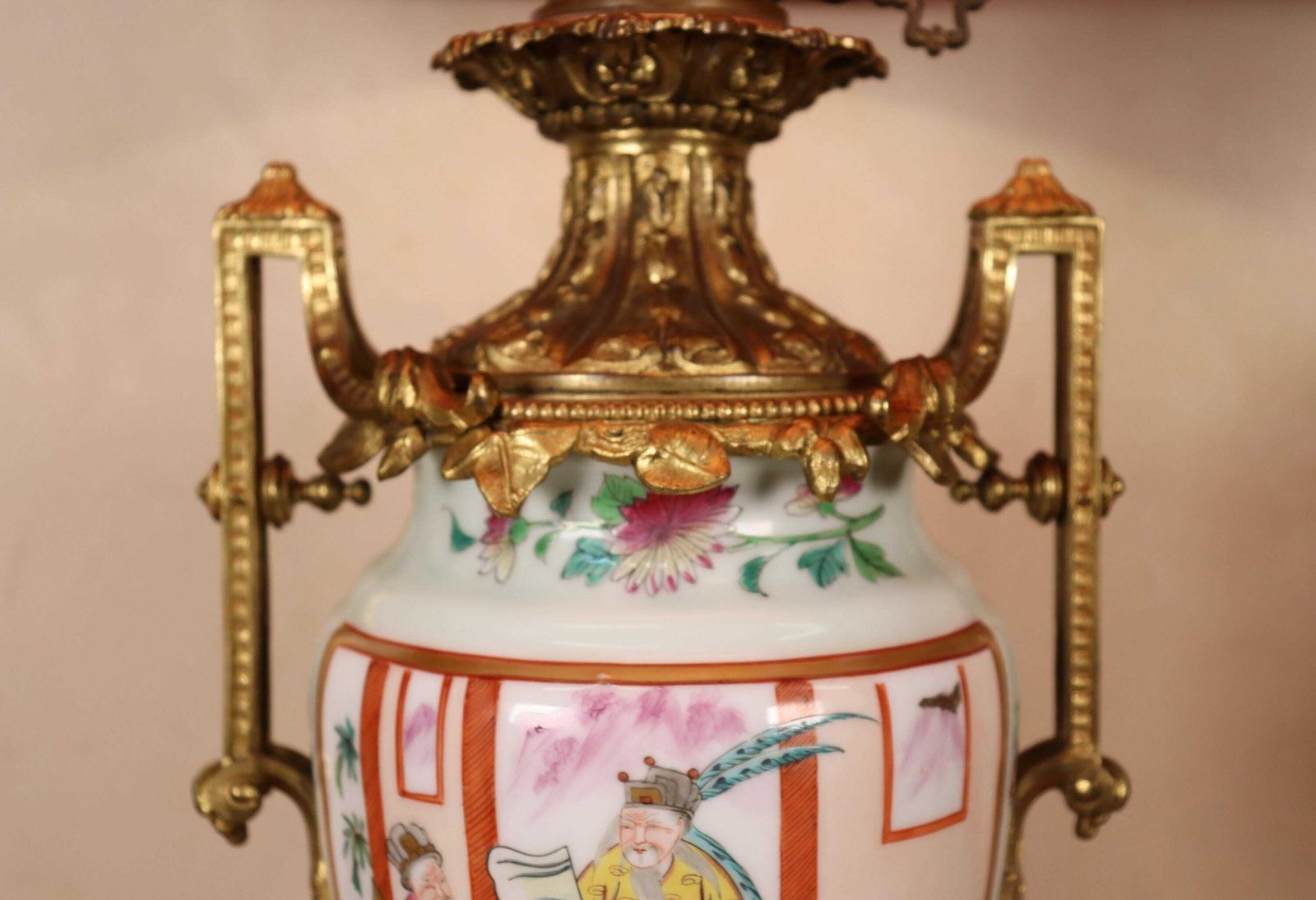photo furniture A Nice Pair Of Late 19th Century Gilt Bronze Mounted Chinese Canton Famille Rose Porcelain Vase Table Lamps, Gilt Bronze Mounts (St.189)