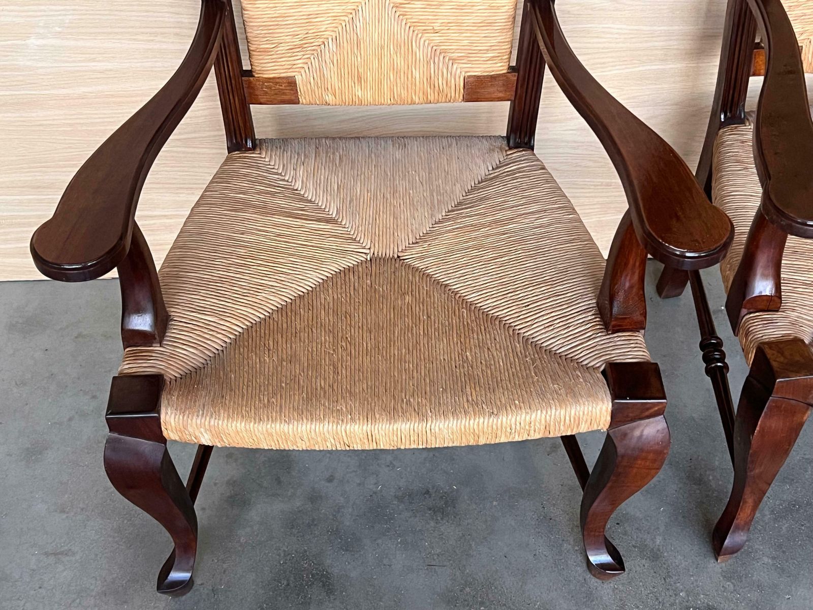 photo vinterior Paire de fauteuils espagnols en noyer à dossier et assise cannés, XXe siècle