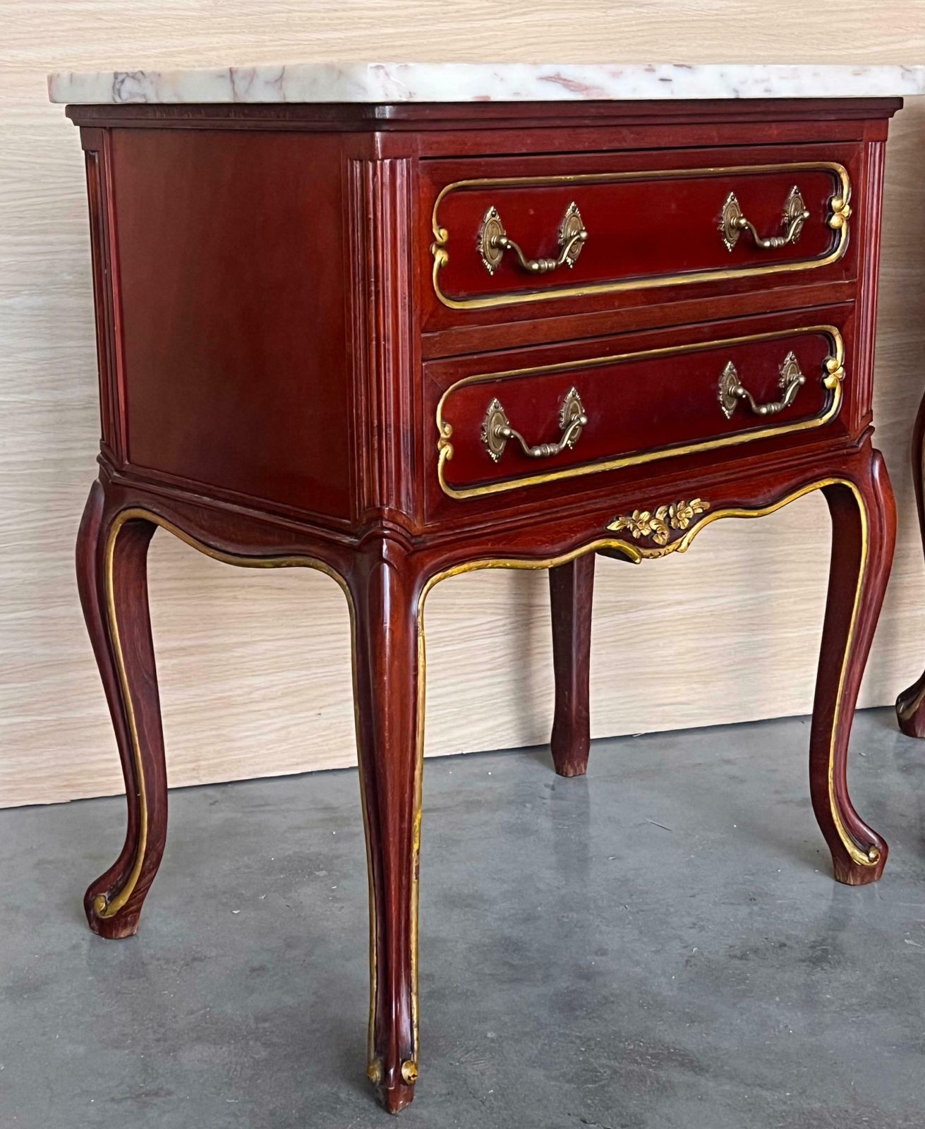 Paire de tables de chevet espagnoles en bois rouge framboise à deux tiroirs, XXe siècle photo vinterior