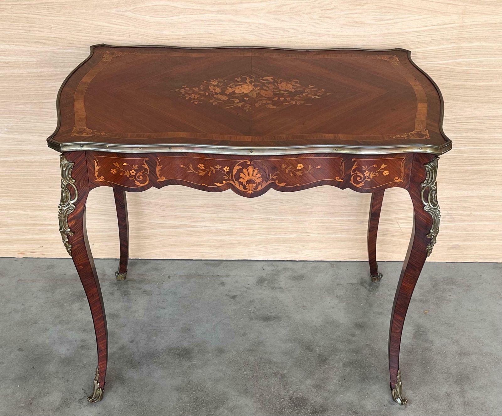 Table à écrire Louis XV en marqueterie, XIXe siècle photo Mobilier