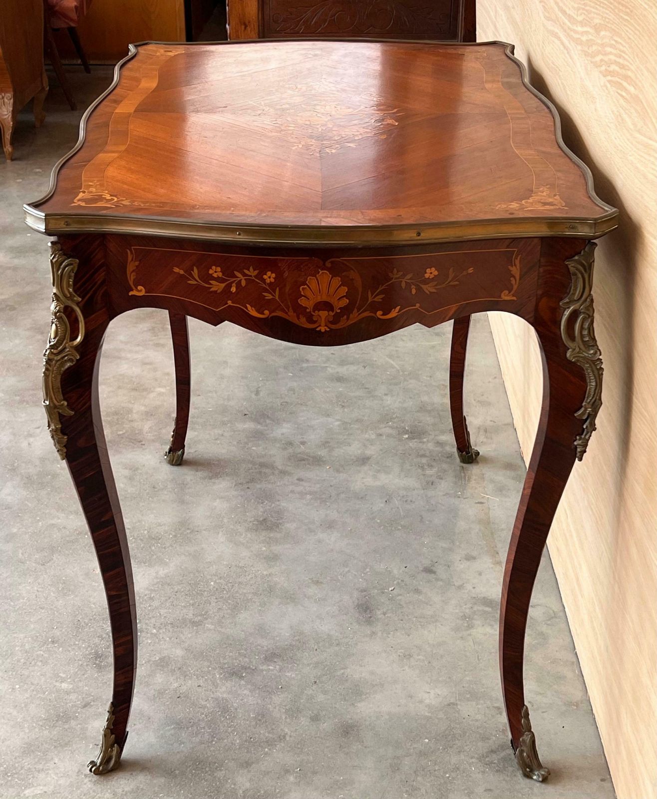 Table à écrire Louis XV en marqueterie, XIXe siècle photo vinterior
