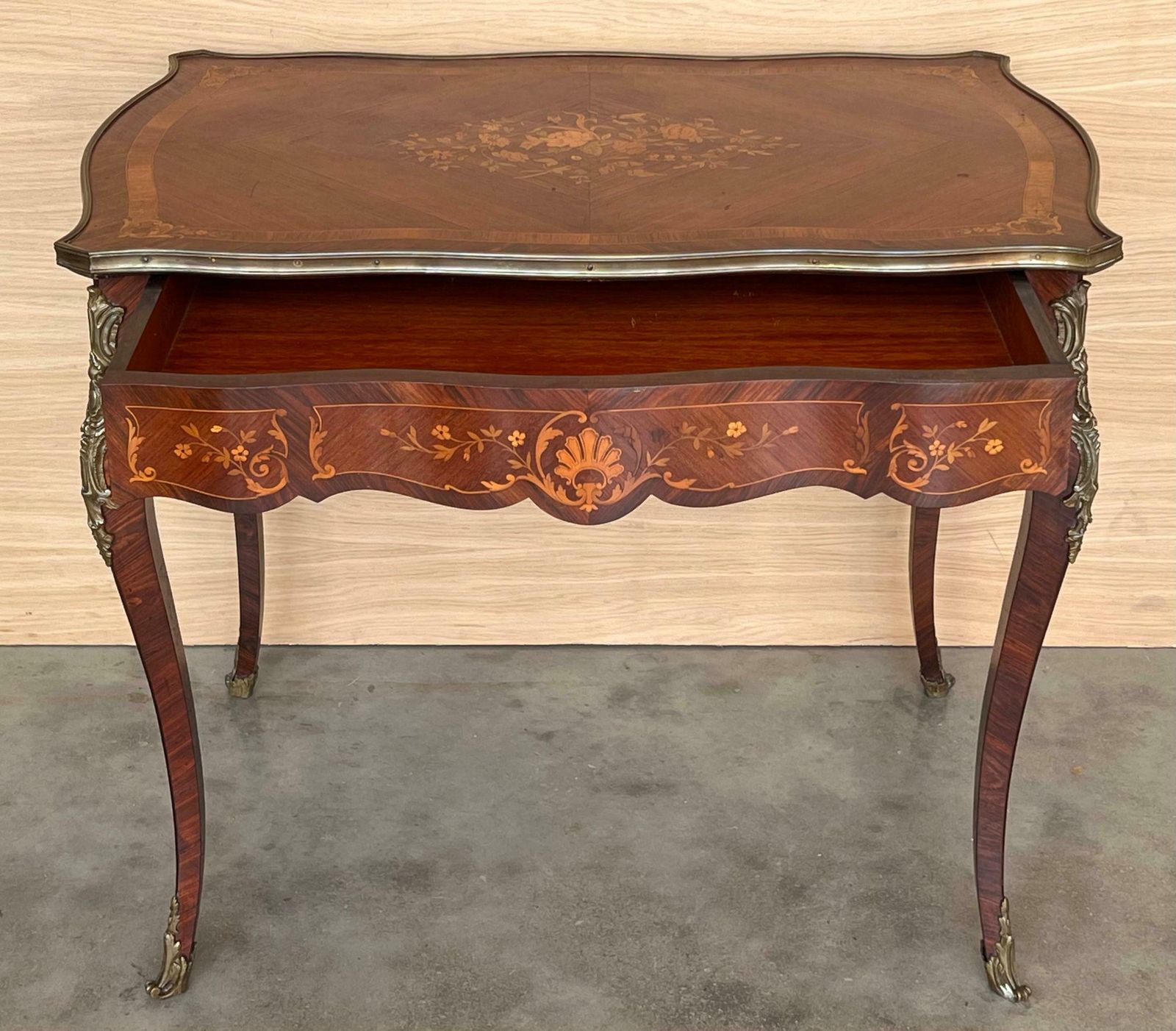 Table à écrire Louis XV en marqueterie, XIXe siècle photo vintage