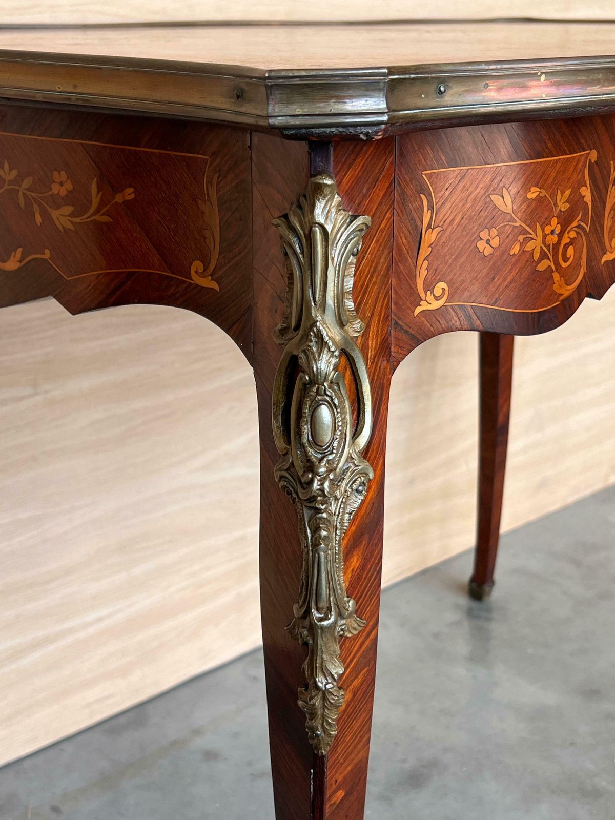 Mobilier Table à écrire Louis XV en marqueterie, XIXe siècle photo