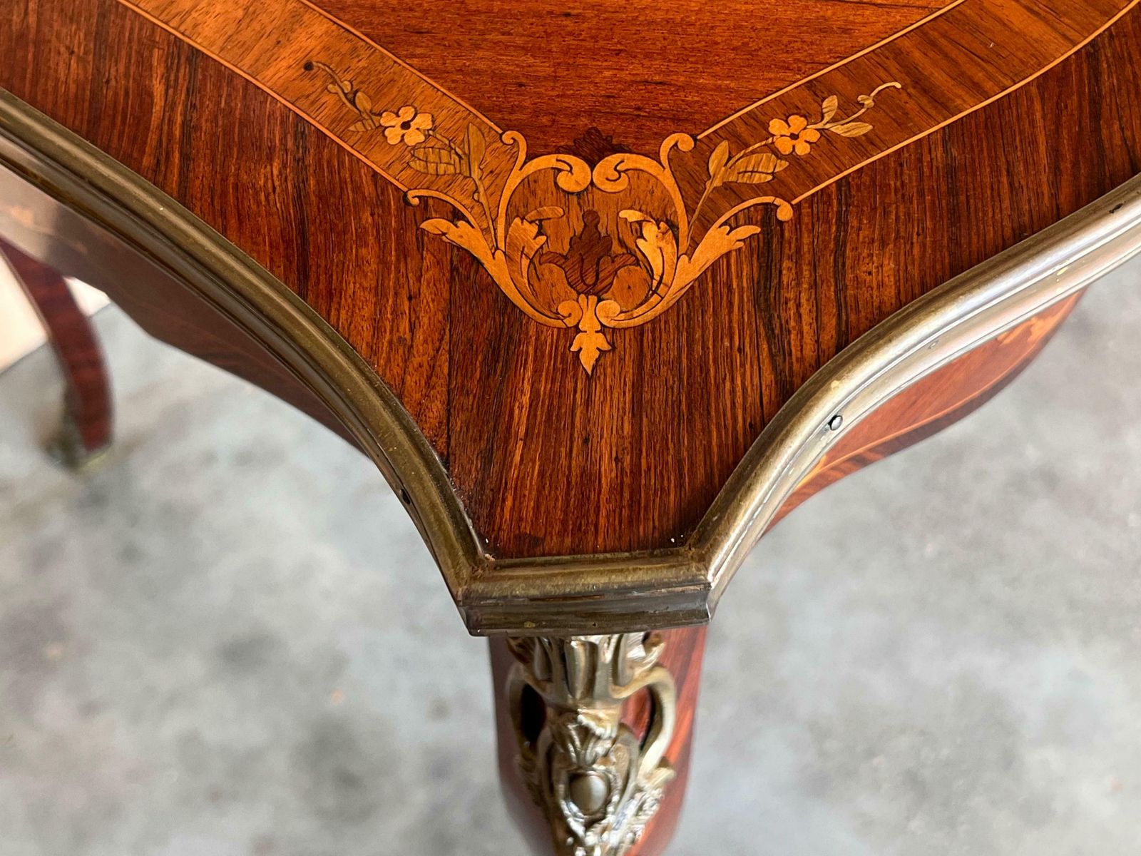 photo vinterior Table à écrire Louis XV en marqueterie, XIXe siècle