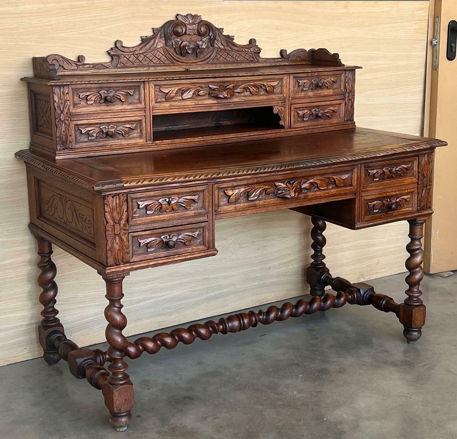Table de bibliothèque ou bureau de style baroque espagnol en chêne, XIXe siècle photo Mobilier