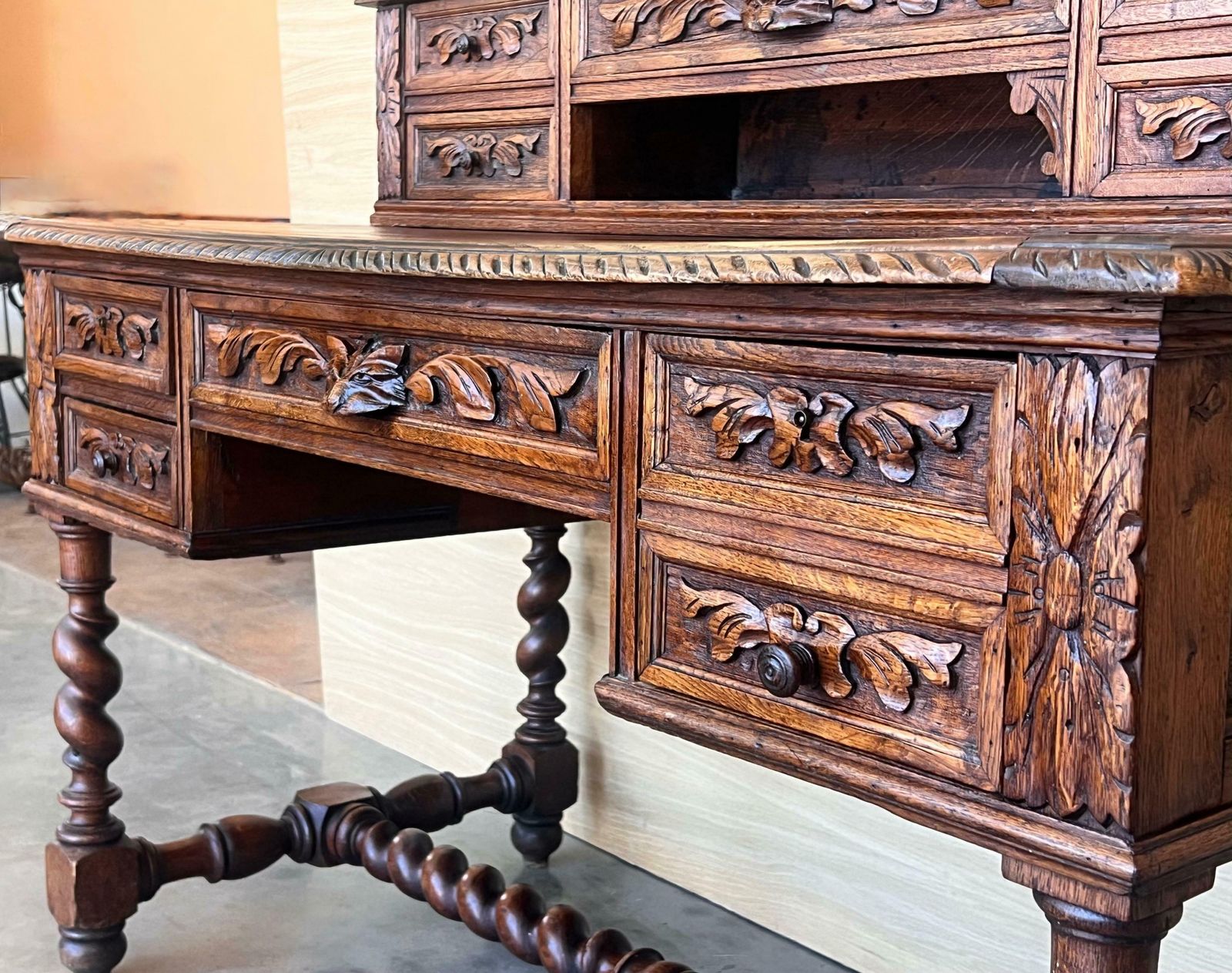 photo furniture Table de bibliothèque ou bureau de style baroque espagnol en chêne, XIXe siècle