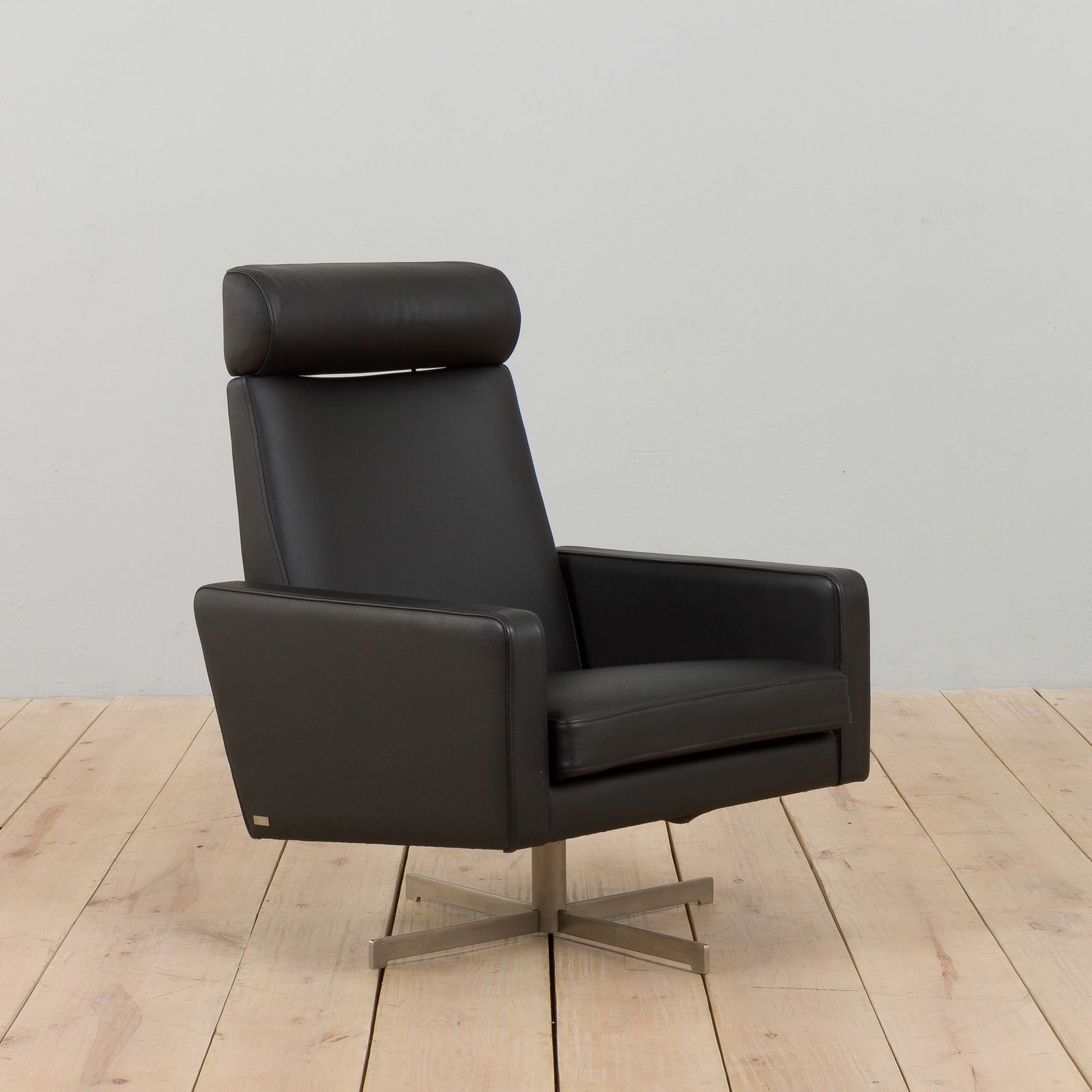 Pair Of Skipper Danish Mid Century Recliner Black Leather Lounge Chairs, 1980s photo furniture