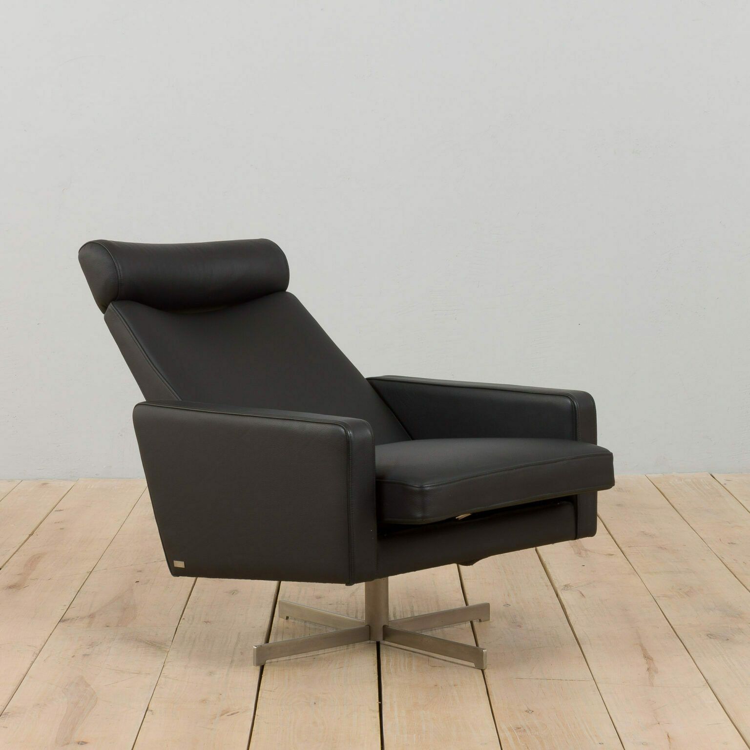 Pair Of Skipper Danish Mid Century Recliner Black Leather Lounge Chairs, 1980s photo for sale