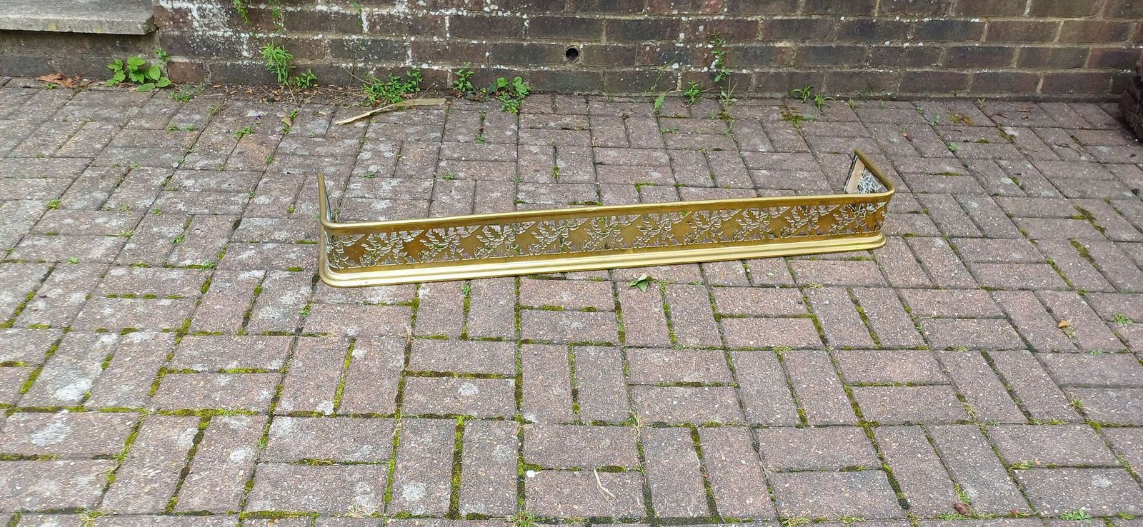 Superb Vintage Victorian Brass Fireplace Fender Guard In Excellent Condition