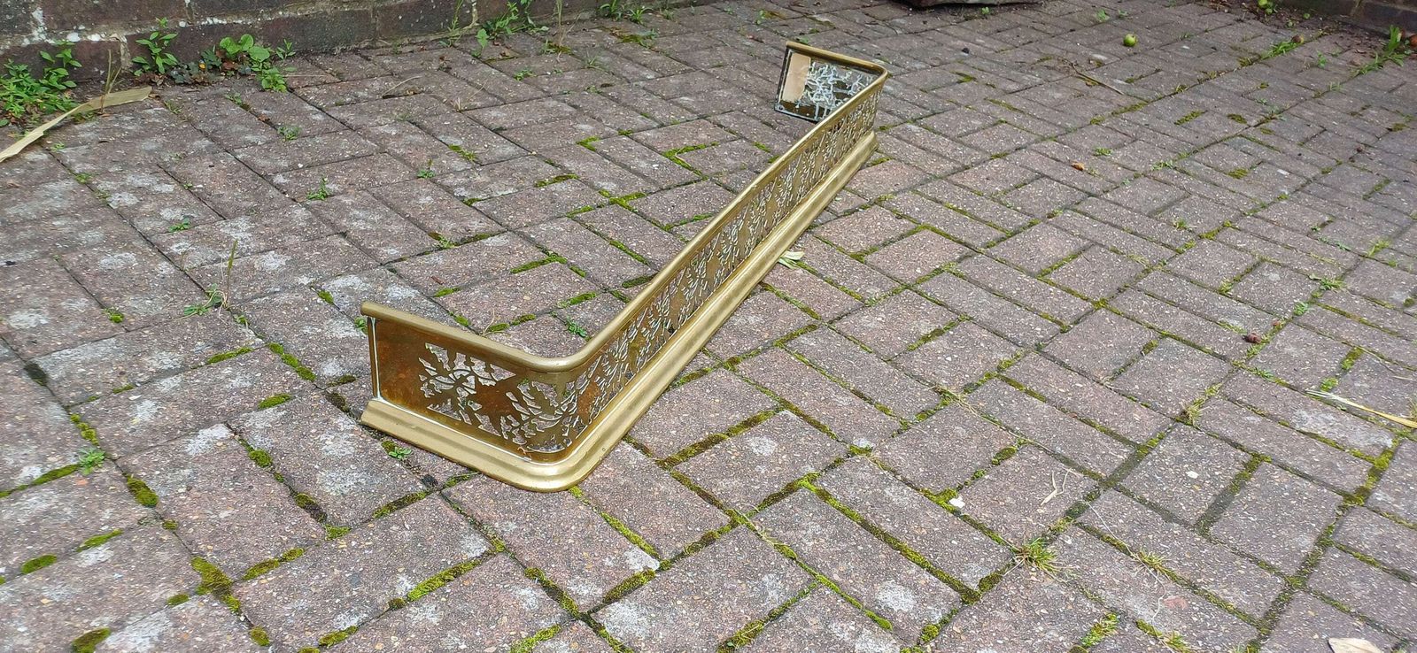 Superb Vintage Victorian Brass Fireplace Fender Guard In Excellent Condition photo vintage