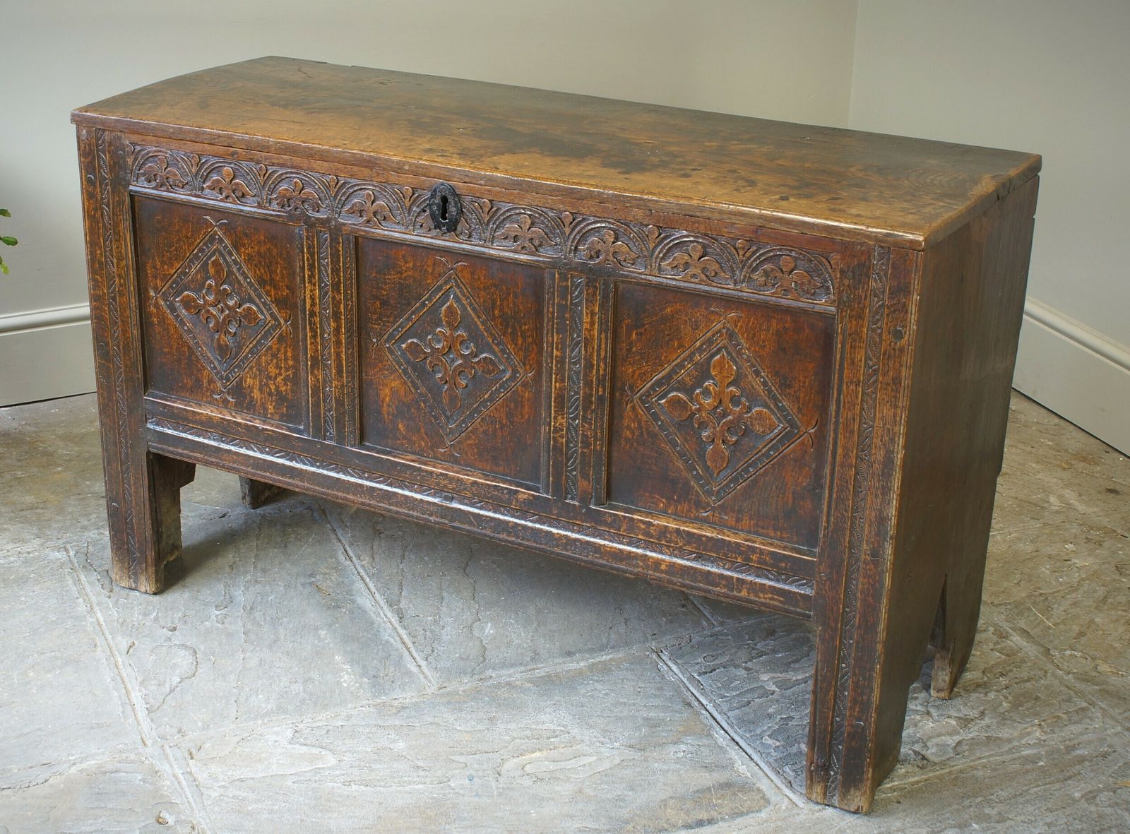 17th Century Oak Coffer. photo 925.0
